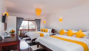 Frigobar, cofres nos quartos, escrivaninha