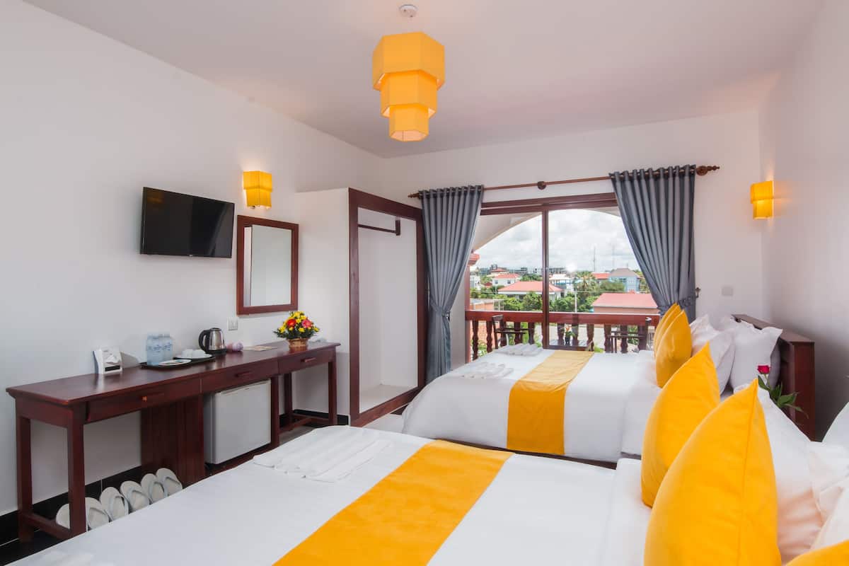 Family3 Room With Pool View | 미니바, 객실 내 금고, 책상, 노트북 작업 공간