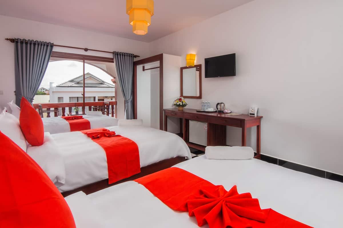 Triple Room With Pool View | Een minibar, een kluis op de kamer, een bureau, een laptopwerkplek