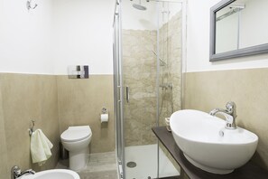 Chambre Confort double, balcon | Salle de bain | Douche, articles de toilette (gratuits), séchoir à cheveux, bidet