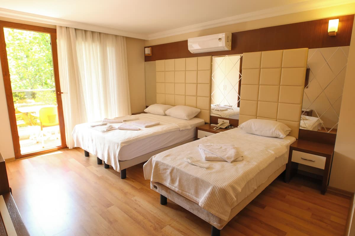 Tripla Standard | Minibar, una cassaforte in camera, una scrivania