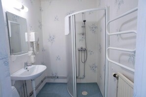 Deluxe Single Room (2 beds) | Bathroom | Shower, free toiletries, hair dryer, towels - Hotell Dacke (Virserum)