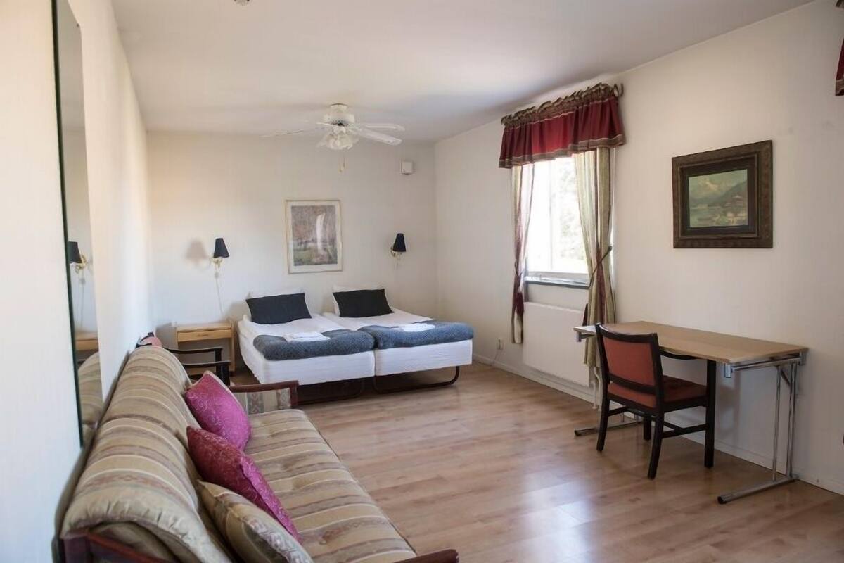 Enkeltrom – basic (4 beds) | Sengetøy av topp kvalitet, dundyner og senger med overmadrass