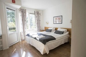 Premium bedding, down duvets, pillow-top beds, desk - Hotell Dacke (Virserum)