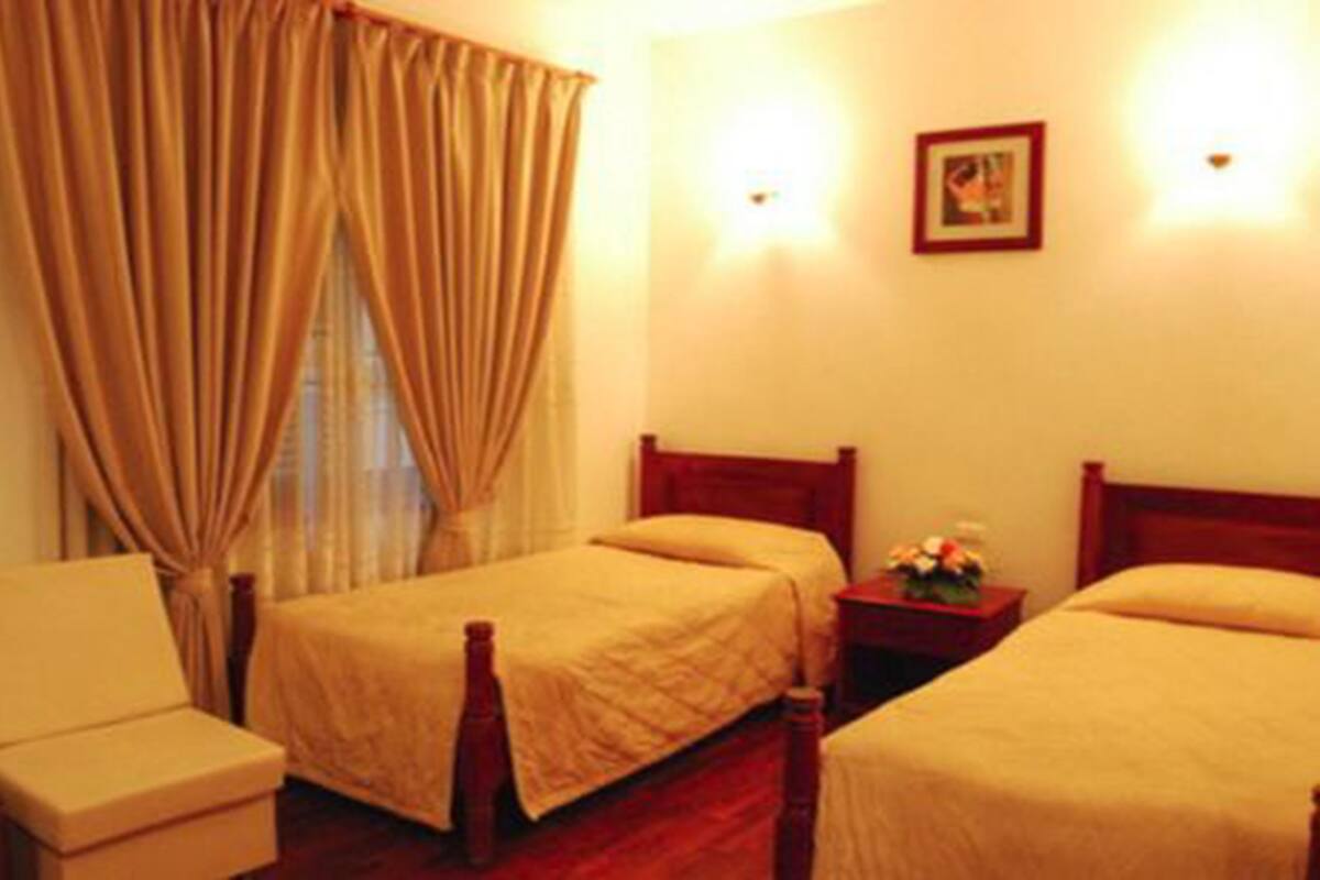 Habitación estándar con 2 camas individuales | Escritorio, sistema de insonorización, tabla de planchar con plancha