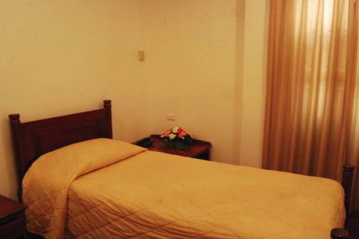 Habitación individual estándar | Escritorio, sistema de insonorización, tabla de planchar con plancha