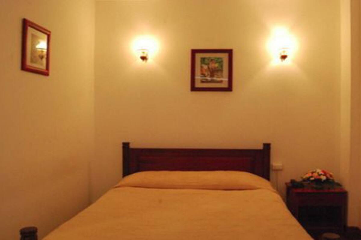 Habitación estándar doble | Escritorio, sistema de insonorización, tabla de planchar con plancha