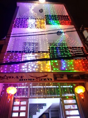 住宿正面 (夜晚)