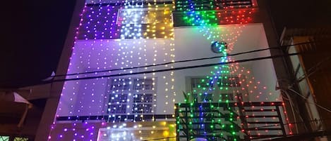 Boendets fasad - kväll/natt