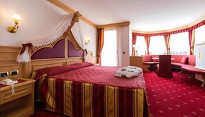 Deluxe Suite | Minibar, in-room safe, desk, soundproofing - Hotel Cristina (Pinzolo)