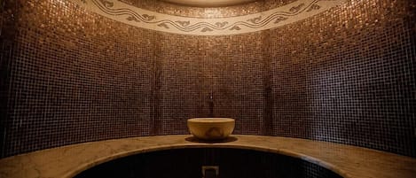 Sauna, hot tub, Turkish bath/hammam, body treatments, facials