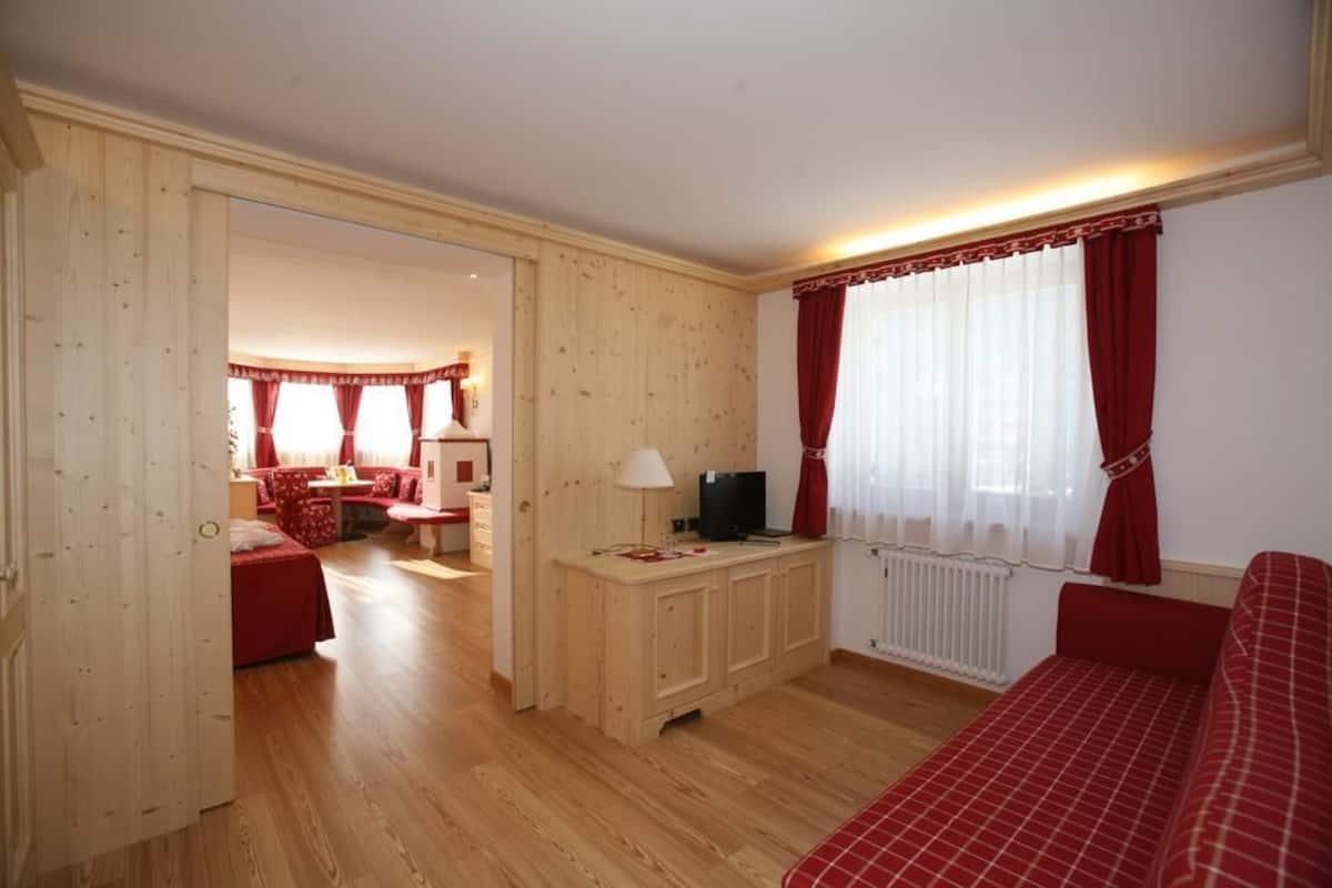 Suite junior | Minibar, caja de seguridad en la habitación y escritorio