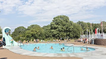 Una piscina al aire libre de temporada