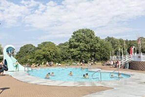 Una piscina al aire libre de temporada
