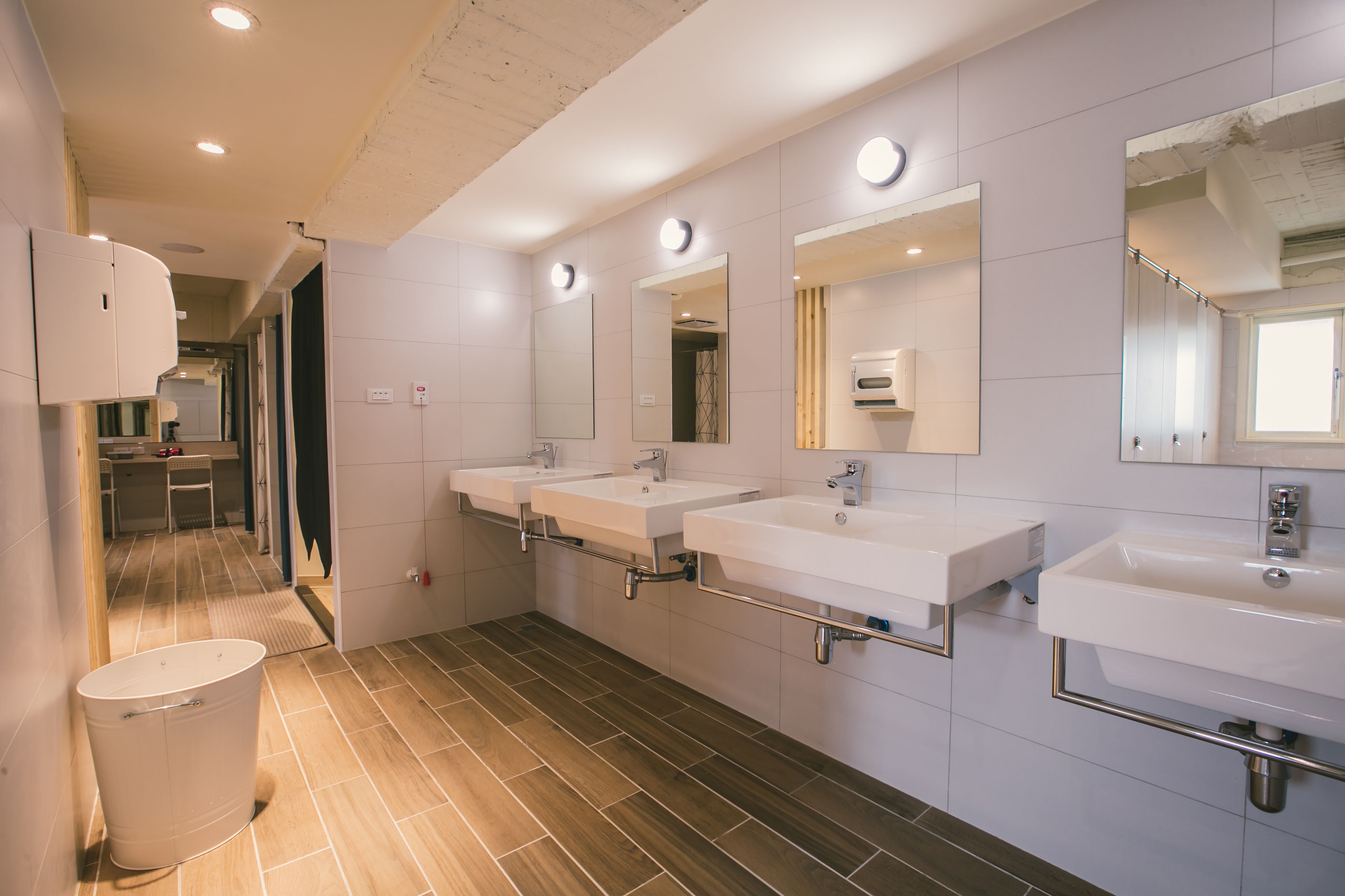 淋浴设施、吹风机、拖鞋、毛巾