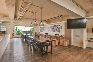 Café da manhã completo todos os dias mediante uma taxa