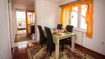 Appartement, 5 chambres, terrasse, vue montagne | Restauration dans la chambre