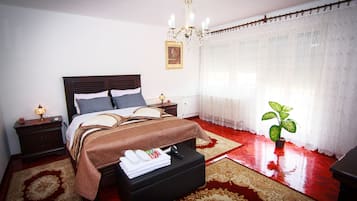 Apartemen, 5 kamar tidur, teras, pemandangan gunung | 1 kamar tidur, seprai premium, brankas, dan meja kerja