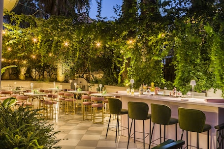 Bar (na propriedade). The Alley Hotel