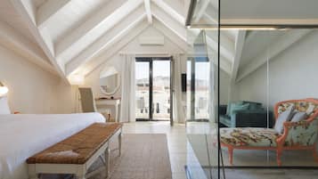 Deluxe Loft Suite | Minibar, caja de seguridad en la habitación y escritorio