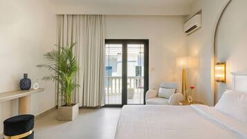 Suite, 2 habitaciones | Minibar, caja de seguridad en la habitación y escritorio