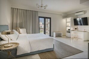 Kamar Double Premium | Minibar, brankas, meja kerja, dan ruang kerja ramah laptop