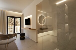 Minibar, caja de seguridad en la habitación y escritorio 