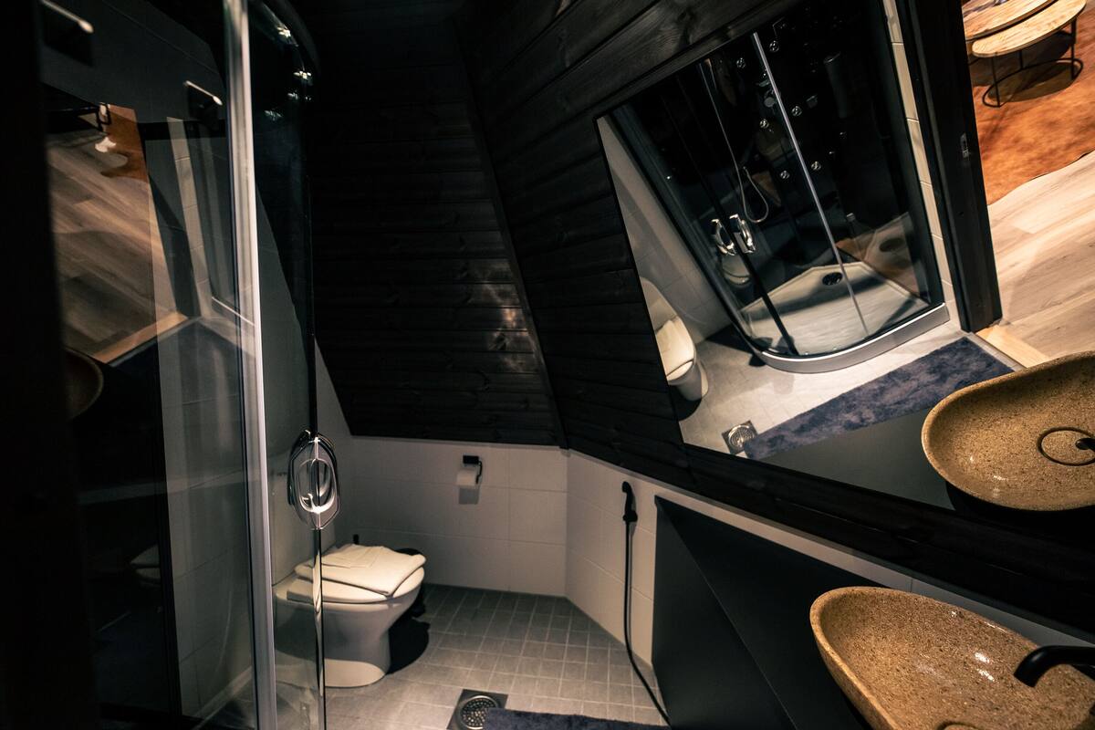 kammi glass igloo suite | bathroom | shower, hair dryer, bidet, towels