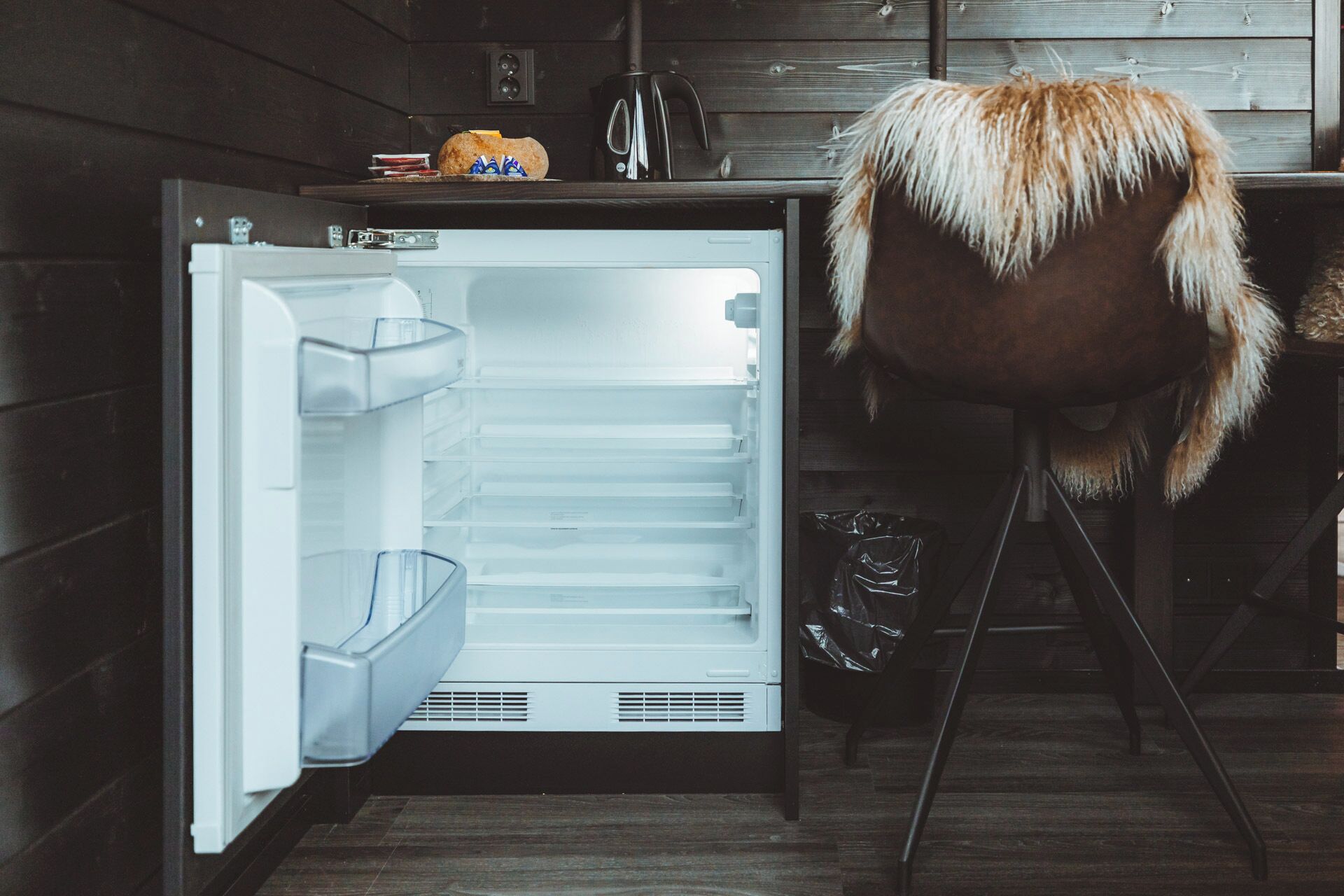 aurora cabin king | living area