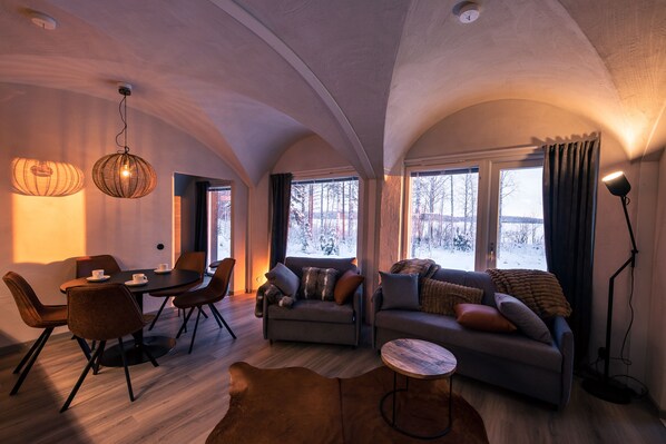Apukka Lakeview Suite | Living area