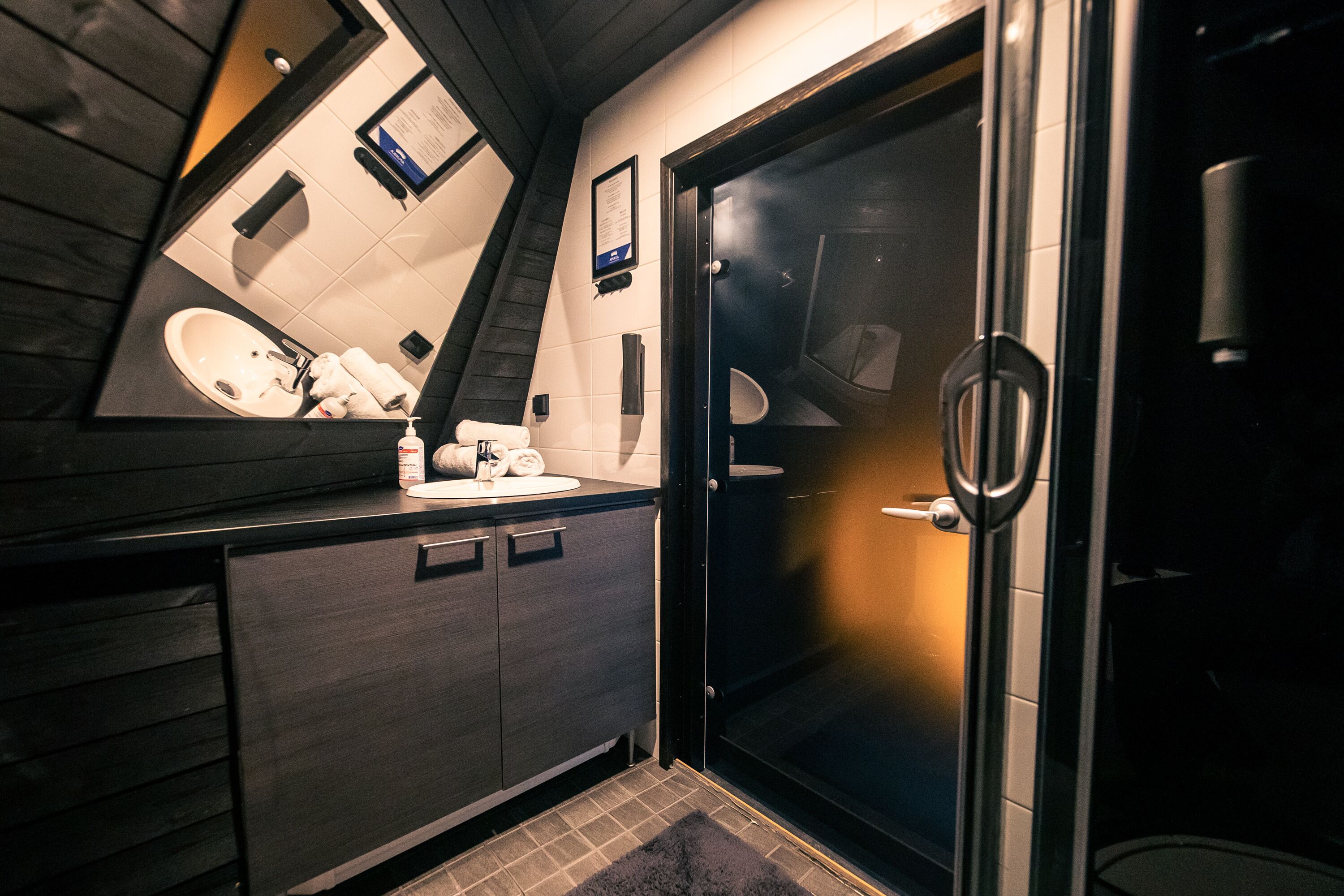 komsio glass igloo suite | bathroom | shower, hair dryer, bidet, towels