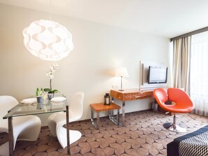 Apartment, 1 King-Bett, Nichtraucher (Sand Hotel  201) | Essbereich im Zimmer