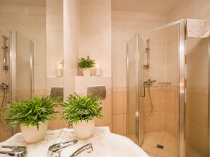 Apartment, Nichtraucher (Olymp 501) | Badezimmer | Dusche, Haartrockner, Handtücher