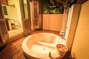 Combined shower/bathtub, free toiletries, hair dryer, towels - Rumah Nyaman Villa (Canggu)