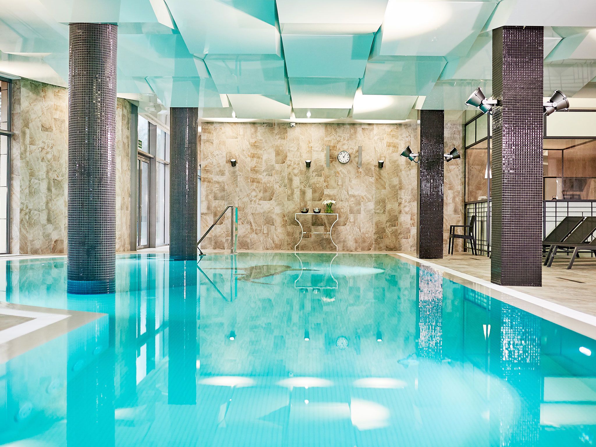 حمام سباحة داخلي