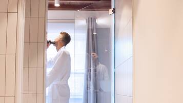 Kamar Double (La Sécretarie) | Kamar mandi | Shower, perlengkapan mandi gratis, pengering rambut, dan handuk
