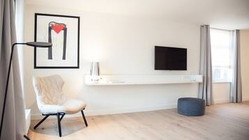 Double Room (L'école) | Living area | Flat-screen TV