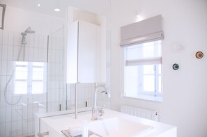 더블룸 (La Maison) | 욕실 | 샤워 시설, 무료 세면용품, 헤어드라이어, 타월