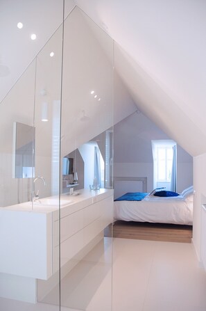 ห้องดับเบิล (Hotel de ville) | ตู้นิรภัยในห้องพัก, โต๊ะทำงาน, เตารีด/โต๊ะรีดผ้า, เปล/เตียงเด็กอ่อน