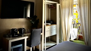 Double or Twin Room | 1 bedroom, premium bedding, minibar, in-room safe - In Trastevere house (Rome)