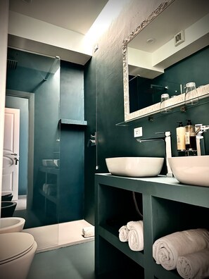 Double or Twin Room | Bathroom | Shower, free toiletries, slippers, towels - In Trastevere house (Rome)