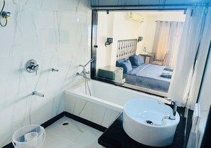 Luxury Room, 1 King Bed, Bathtub, Partial Sea View | Bathroom | Free toiletries, hair dryer, towels, soap - Swati Hotel (Arambol)