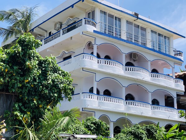 Un edificio de varios pisos con balcones y ventanas de arco.