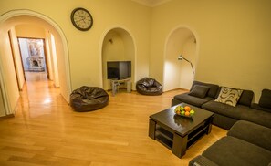 Villa, 3 habitaciones | Sala de estar | Televisión LED y chimenea 