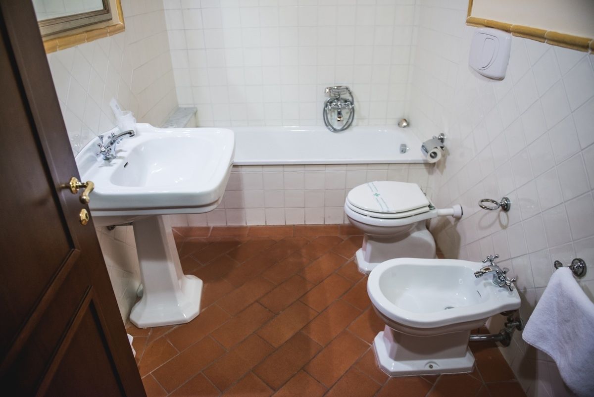 Ein Badezimmer mit Waschbecken, Toilette, Bidet und Badewanne.