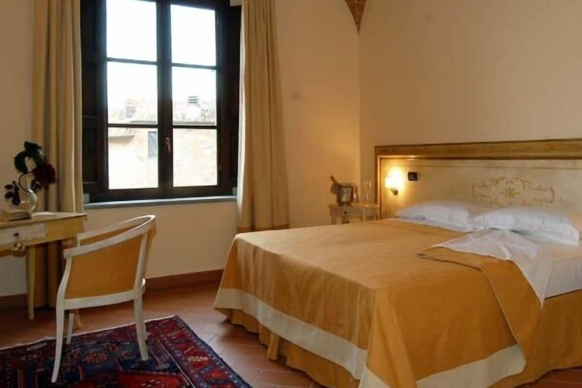 Ropa de cama de alta calidad y escritorio