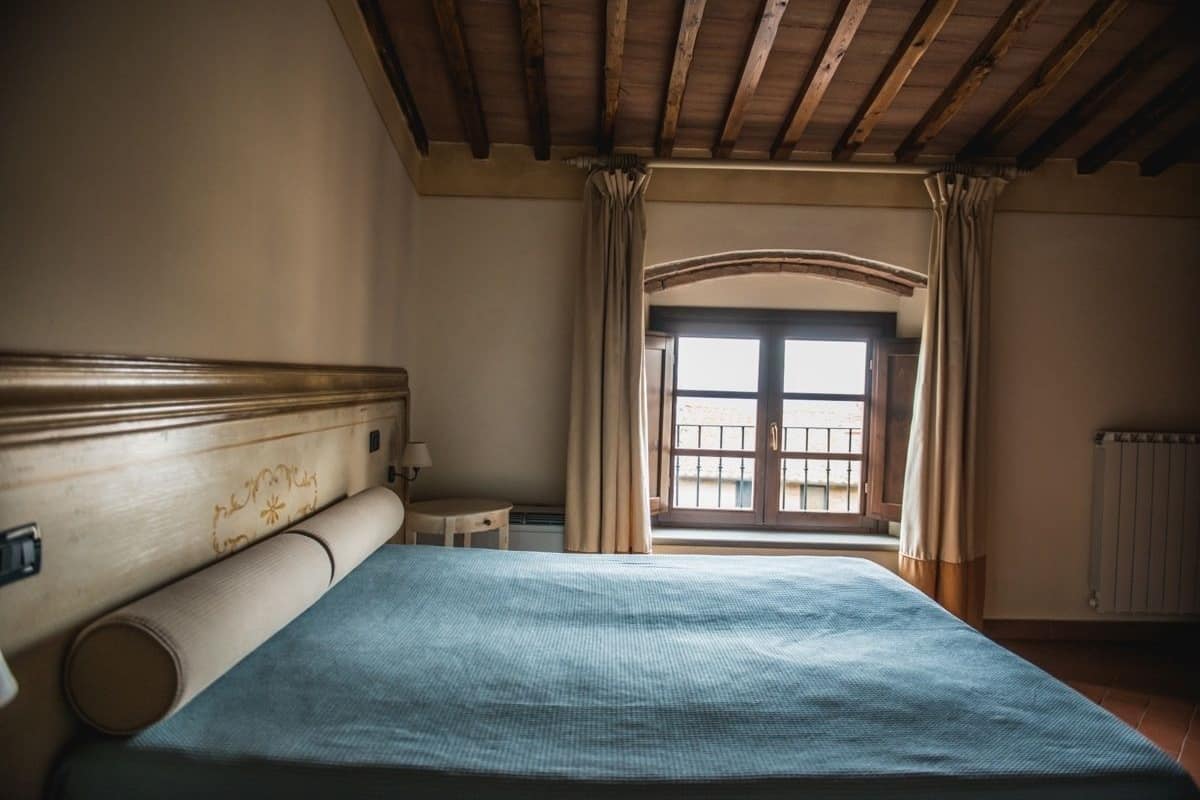 Ropa de cama de alta calidad y escritorio