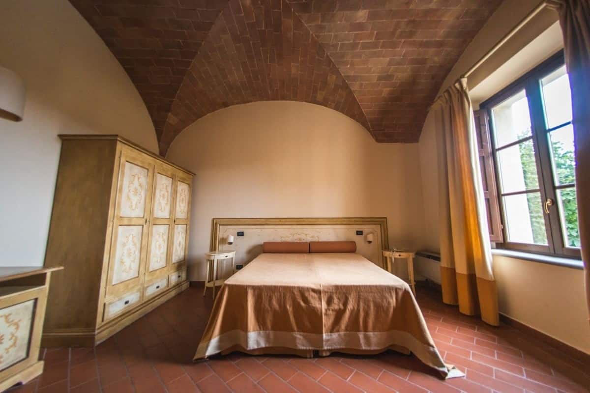 Ropa de cama de alta calidad y escritorio