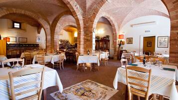 Lunch och middag serveras, njut av de goda smakerna frÄn lokala rÀtter.