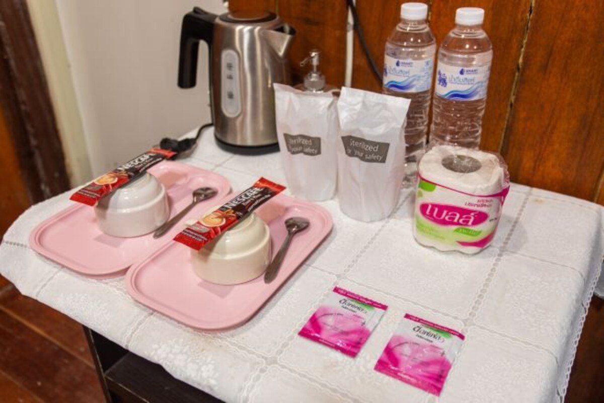 Une table recouverte d’une nappe en dentelle blanche, avec des sets de table roses, un bol blanc, une cuillère, un sachet de café instantané, un sachet de thé instantané, un sachet de nouilles instantanées, un sachet de soupe instantanée, un sachet de nouilles instantanées, un sachet de soupe instantanée, un sachet de nouilles instantanées, un sachet de soupe instantanée, un sachet de nouilles instantanées, un sachet de soupe instantanée, un sachet de nouilles instantanées, un sachet de soupe instantanée, un sachet de nouilles instantanées, un sachet de soupe instantanée, un sachet de nouilles instantanées, un sachet de soupe instantanée, un sachet de nouilles instantanées, un sachet de soupe instantanée, un sachet de nouilles instantanées, un sachet de soupe instantanée, un sachet de nouilles instantanées, un sachet de soupe instantanée, un sachet de nouilles instantanées, un sachet de soupe instantanée, un sachet de nouilles instantanées, un sachet de soupe instantanée, un sachet de nouilles instantanées, un sachet.